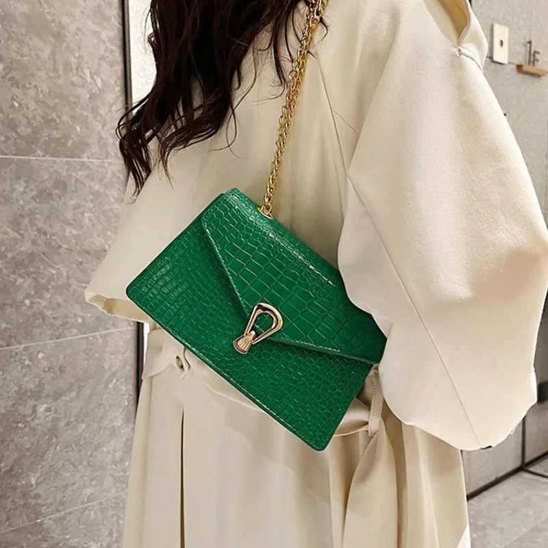 Crovelle – Cuero Texturizado Croco con Cadena Dorada