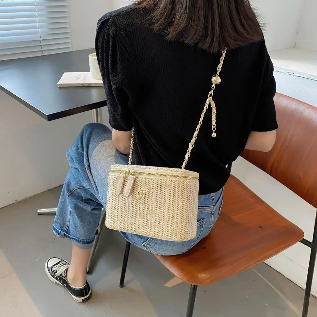 Solevia – Bucket de Paja Trenzada con Cadena Elegante