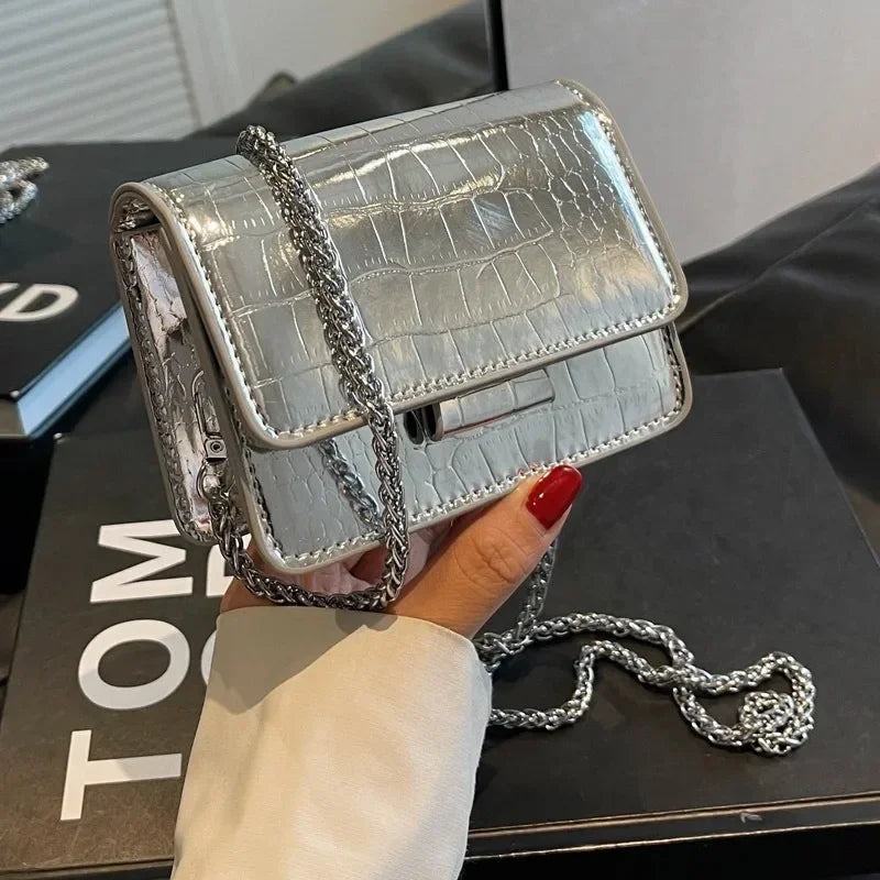 Évora – Mini Bandolera Cuadrada con Cadena Premium