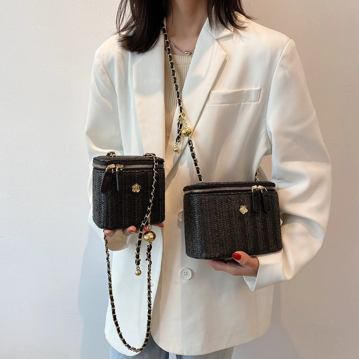 Solevia – Bucket de Paja Trenzada con Cadena Elegante