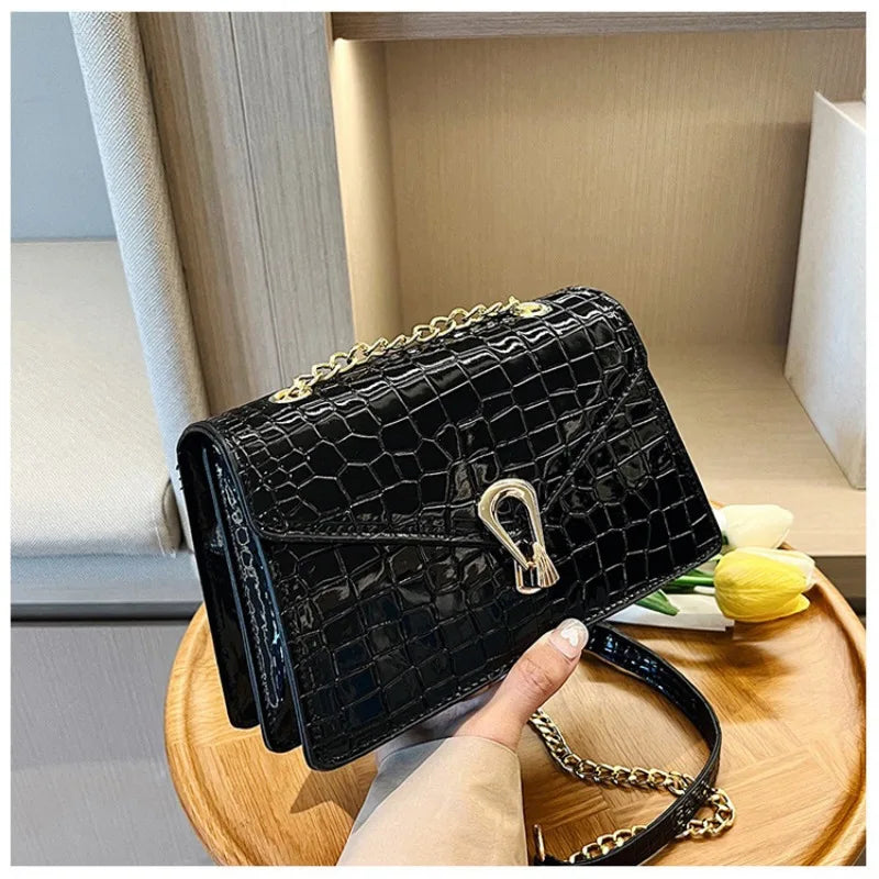Crovelle – Cuero Texturizado Croco con Cadena Dorada