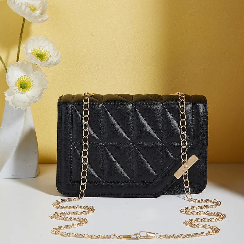 Noirévia – Diseño Quilted Negro con Detalle de Lujo