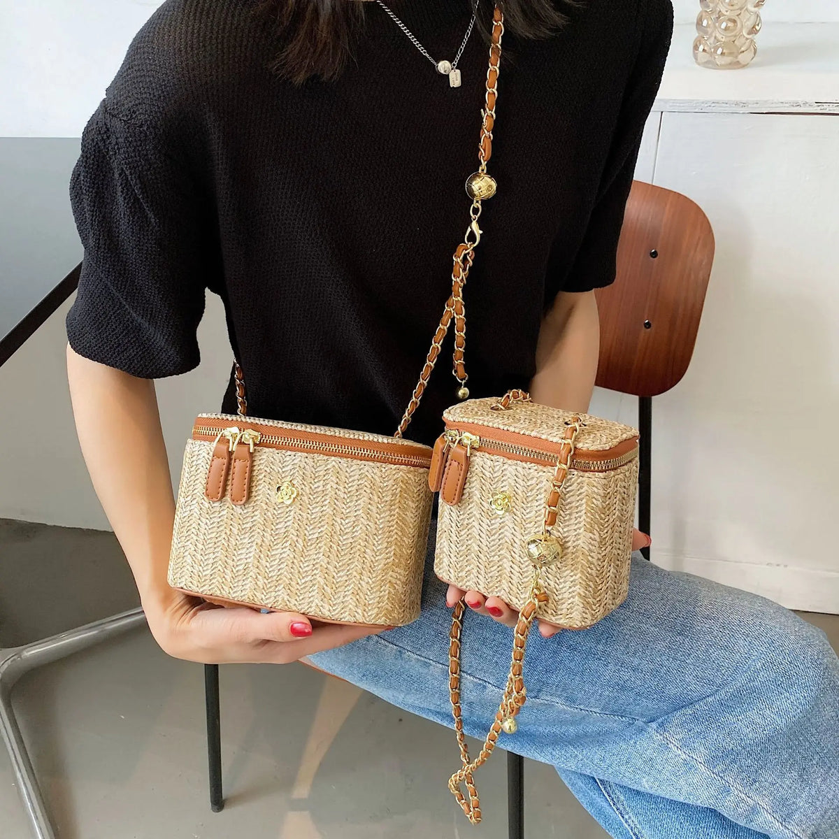 Solevia – Bucket de Paja Trenzada con Cadena Elegante