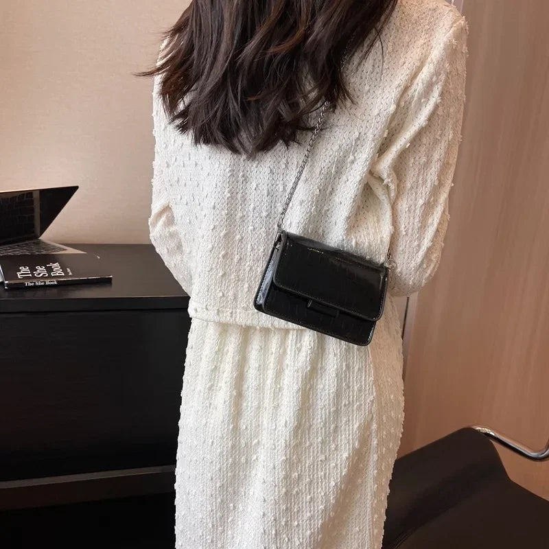 Évora – Mini Bandolera Cuadrada con Cadena Premium