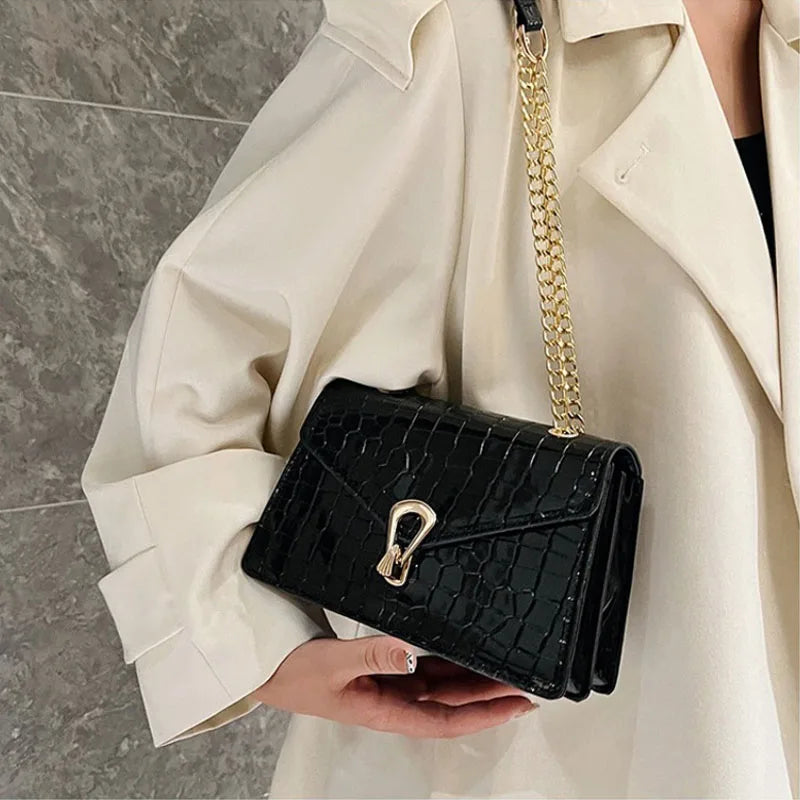 Crovelle – Cuero Texturizado Croco con Cadena Dorada