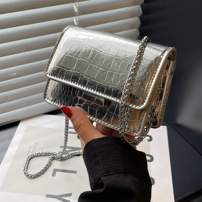 Évora – Mini Bandolera Cuadrada con Cadena Premium