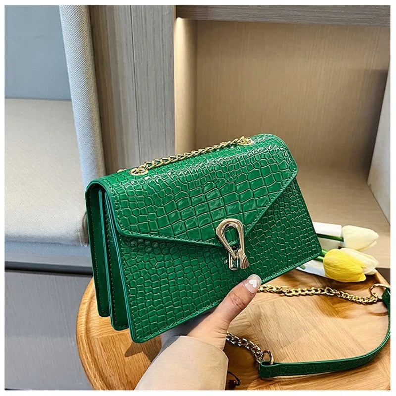 Crovelle – Cuero Texturizado Croco con Cadena Dorada