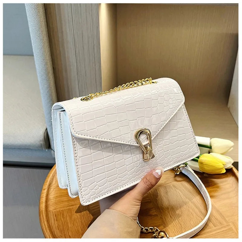 Crovelle – Cuero Texturizado Croco con Cadena Dorada