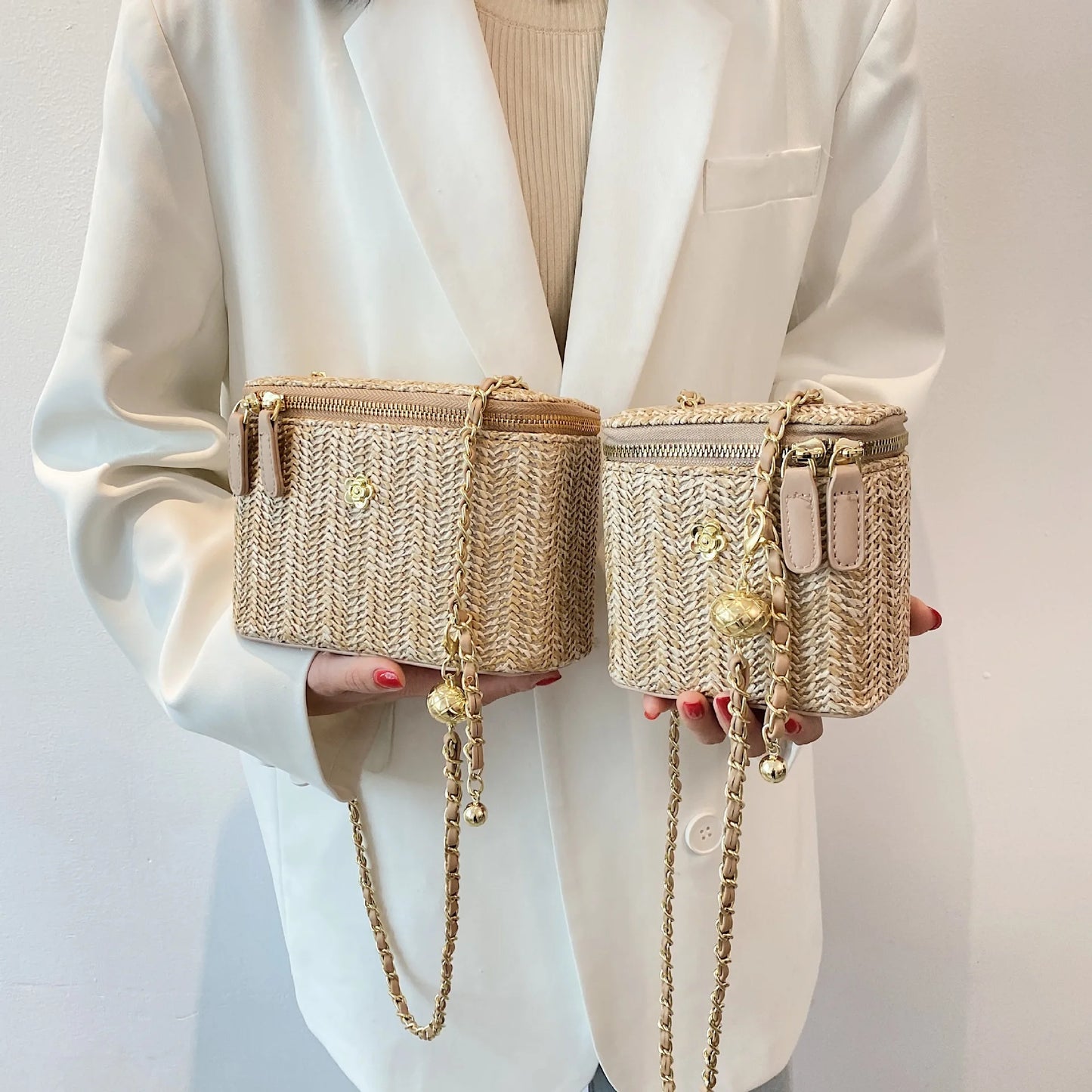 Solevia – Bucket de Paja Trenzada con Cadena Elegante