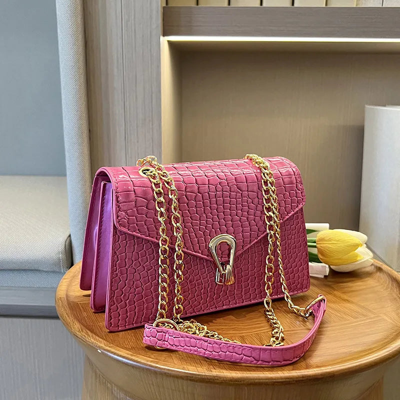 Crovelle – Cuero Texturizado Croco con Cadena Dorada