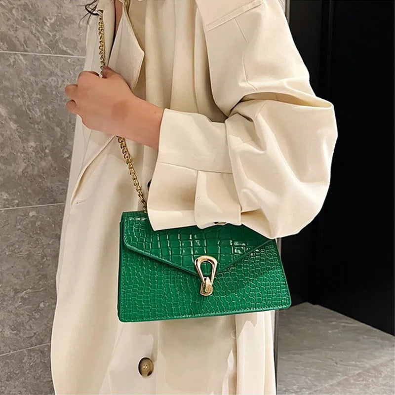 Crovelle – Cuero Texturizado Croco con Cadena Dorada