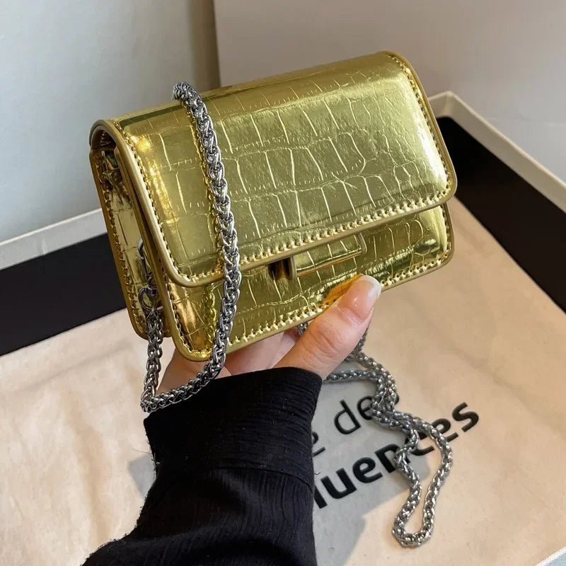 Évora – Mini Bandolera Cuadrada con Cadena Premium