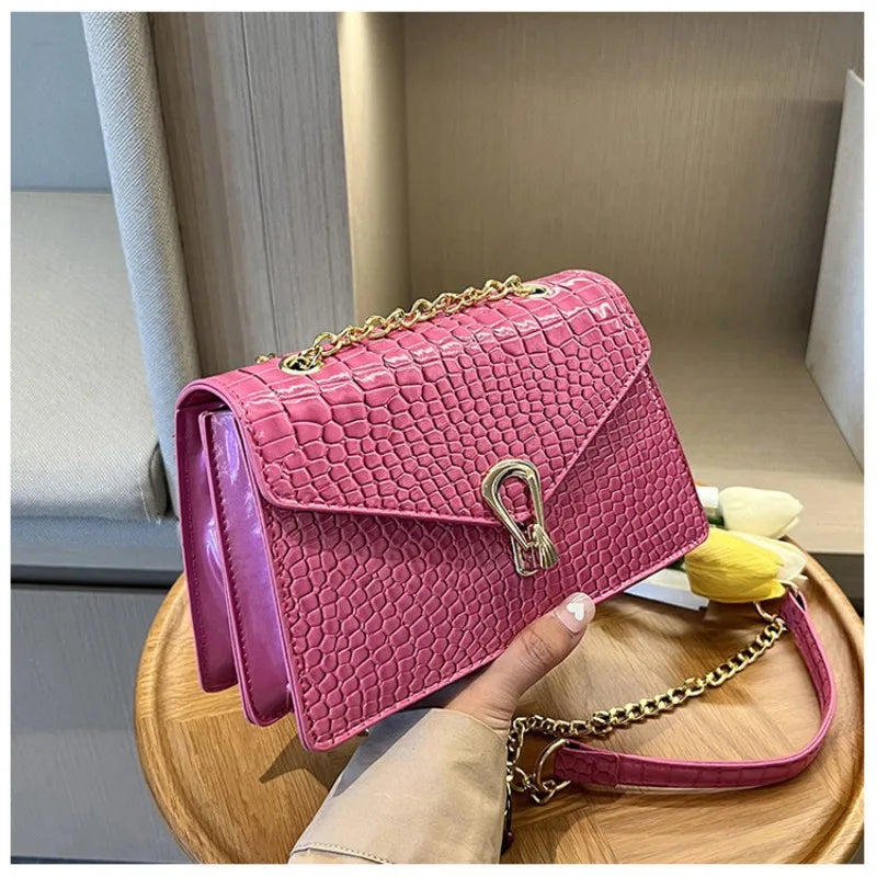 Crovelle – Cuero Texturizado Croco con Cadena Dorada