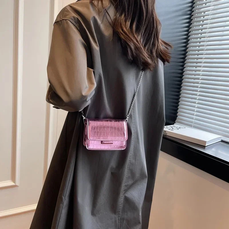 Évora – Mini Bandolera Cuadrada con Cadena Premium