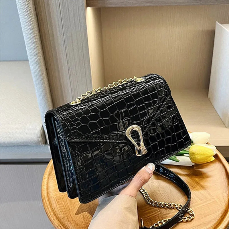 Crovelle – Cuero Texturizado Croco con Cadena Dorada