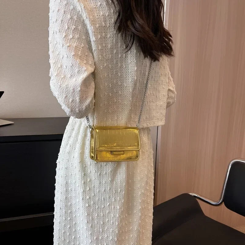 Évora – Mini Bandolera Cuadrada con Cadena Premium