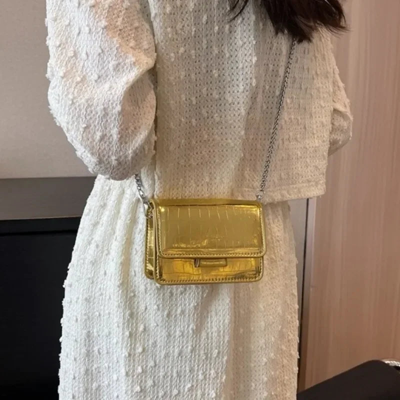 Évora – Mini Bandolera Cuadrada con Cadena Premium