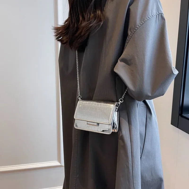 Évora – Mini Bandolera Cuadrada con Cadena Premium