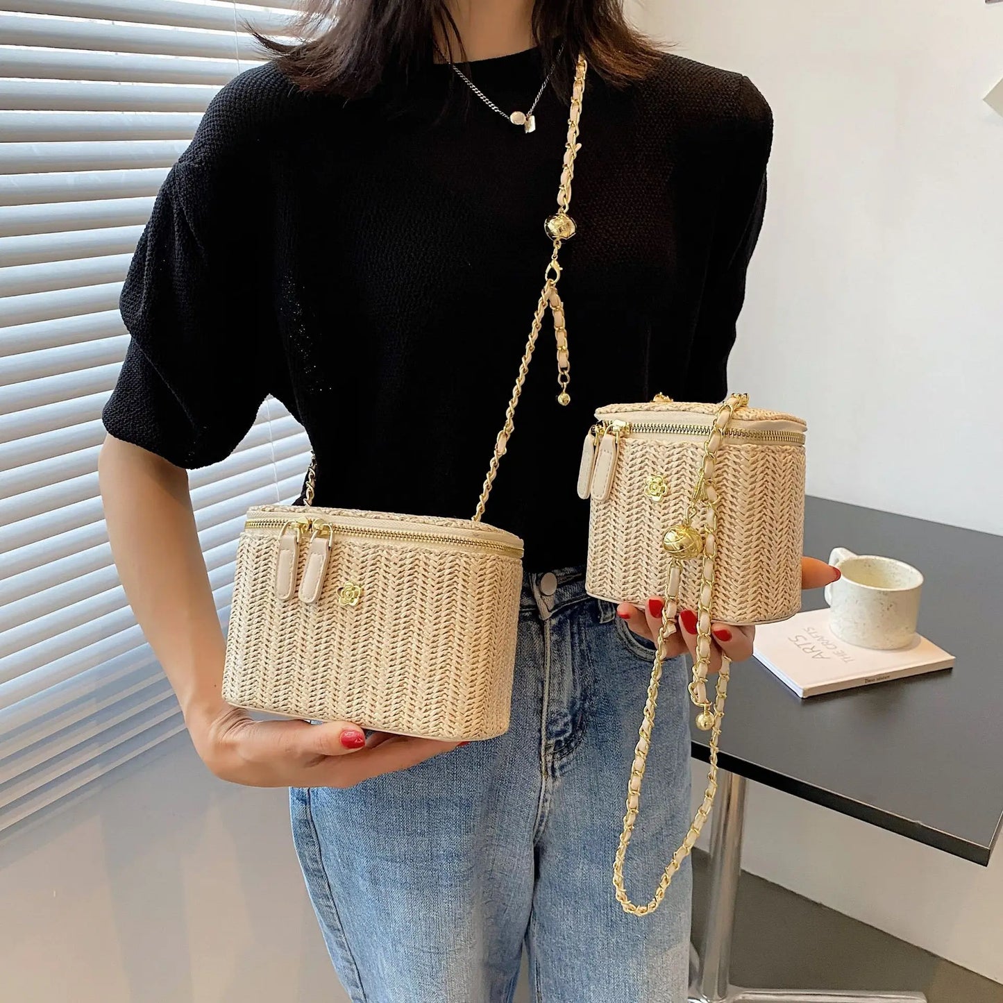 Solevia – Bucket de Paja Trenzada con Cadena Elegante
